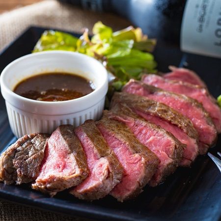 東京・池袋駅近くの「肉バル Bar＆Grill motto」が10日間の「ステーキ全品50％OFFキャンペーン」実施！