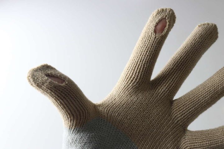 手袋を着用した手のひら側、人差し指と親指の指穴