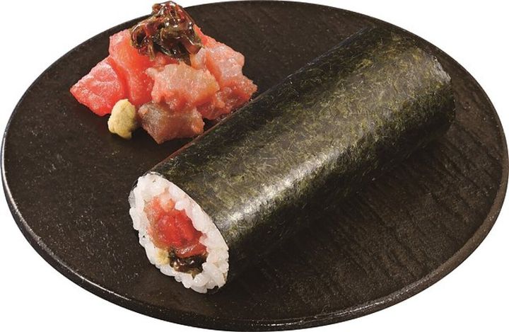 黒い皿に置かれた手巻寿司ごろっとまぐろのねぎとろと添えられたまぐろ