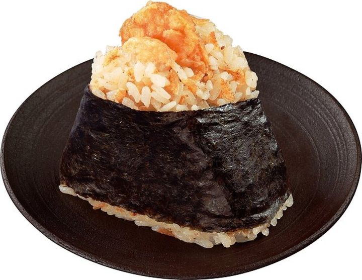 黒い皿に置かれた海苔で巻かれた小海老ごはんの海老マヨネーズおにぎり