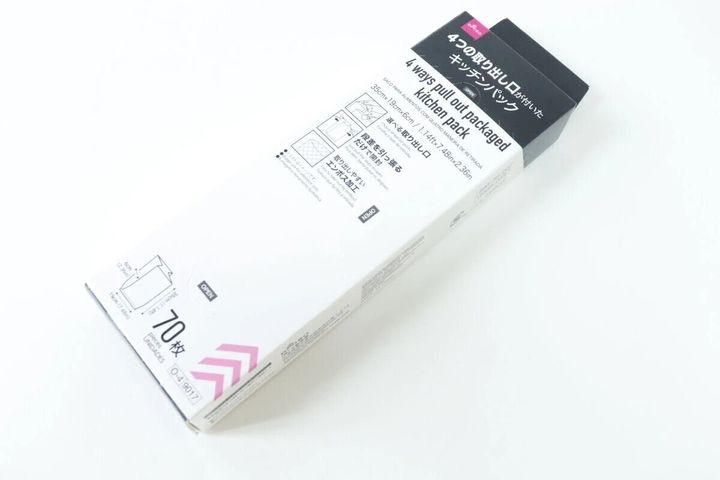 ダイソーの「4つの取り出し口が付いたキッチンパック」のパッケージが斜め上から写されている