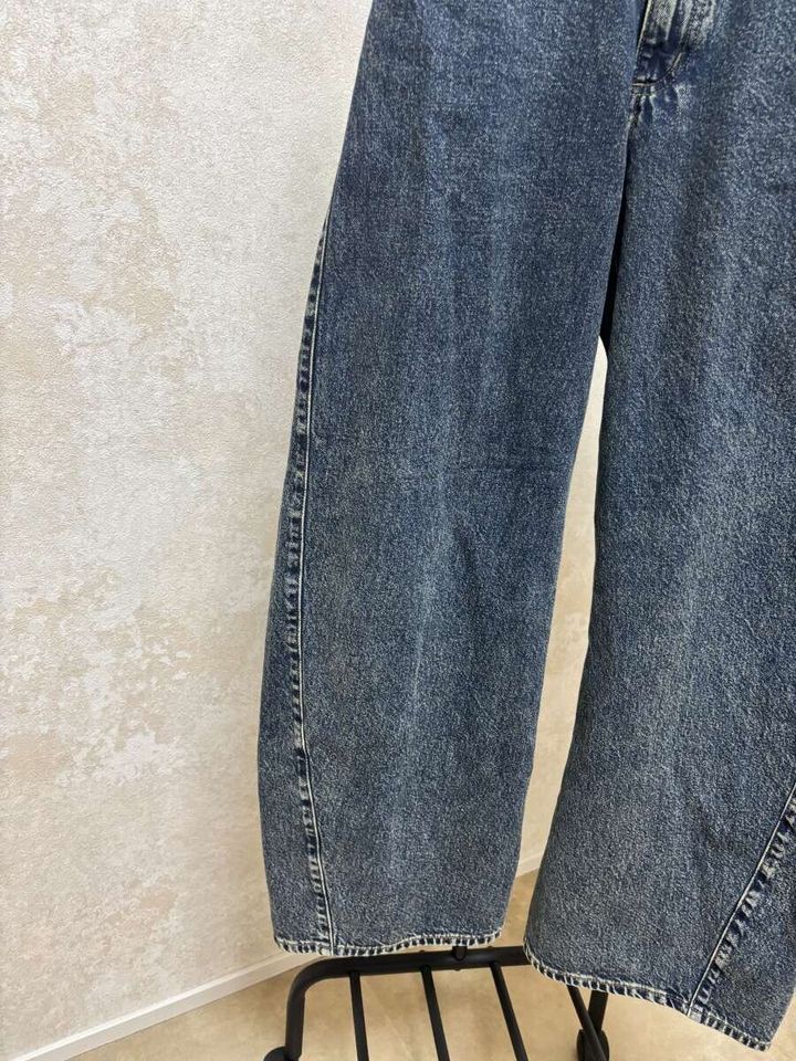 丸みのある立体的なカーブシルエットがわかるジーンズの裾付近