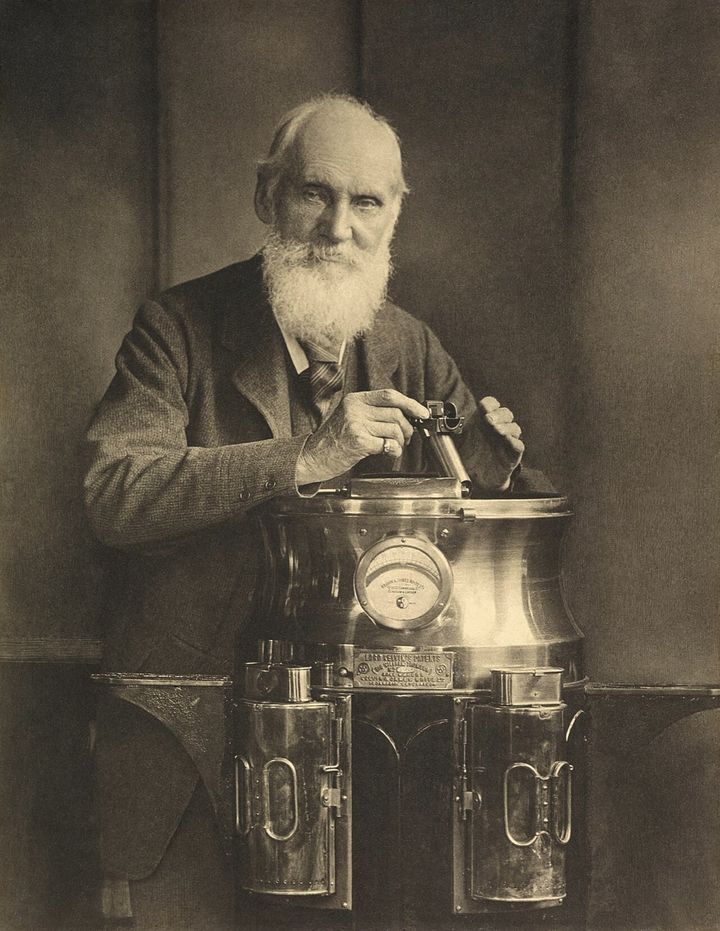 ケルヴィン卿ことウィリアム・トムソン(1824〜1907年)の写真です。船の羅針盤を収める台にもたれ、船の上で方位を測るための鏡を手にしています。マクスウェルの空想の門番を「悪魔」と呼んだのが、この人です。