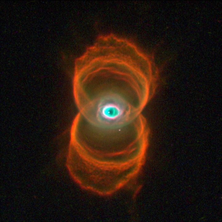 ハッブル宇宙望遠鏡が撮った、砂時計の形をした若い惑星状星雲で、壁には入り組んだ模様が刻まれています。惑星状星雲は、太陽のような星が死にゆくときに残す、光る名残です。