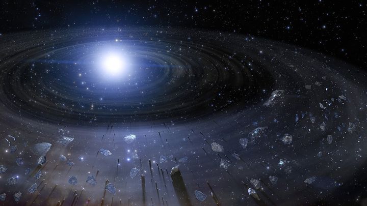 壊れた岩の惑星のかけらが、渦を巻きながら白色矮星へ近づいていく様子の想像図です。こうして外から降り積もる物質が、白色矮星の大気にほかの元素を混ぜることがあります。