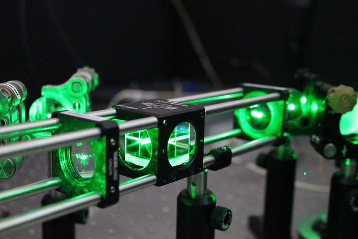 ダイヤモンドの中のNV中心を1つずつ、量子技術に使うためにレーザーで操る装置です(ギャビン・モーリーさんの研究室)。別の研究室の装置で今回の実験のものではありませんが、レーザーでNV中心の状態を切り替える点は今回の実験と共通しています。