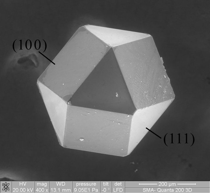 モスクワ鉄鋼合金研究所の高温材料研究室で人工的につくられた、ダイヤモンドの結晶です。今回の実験に使ったダイヤモンドではありません。
