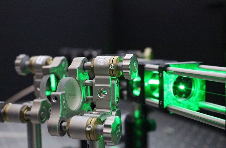 ダイヤモンドの中のNV中心を1つずつ、量子技術に使うために波長532nmのレーザーで操る装置です(ギャビン・モーリーさんの研究室)。別の研究室の装置で、今回の実験のものではありません。