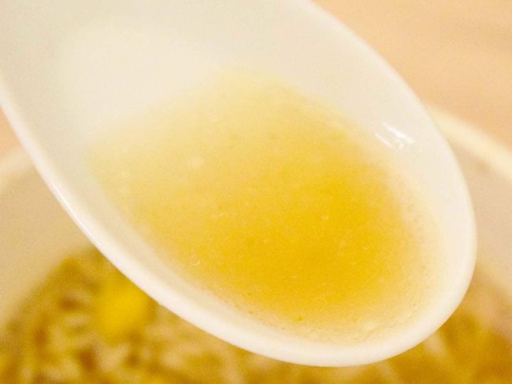 鶏の旨みとスパイスがバランスよく感じられ、ファミチキらしさを存分に堪能できる一杯