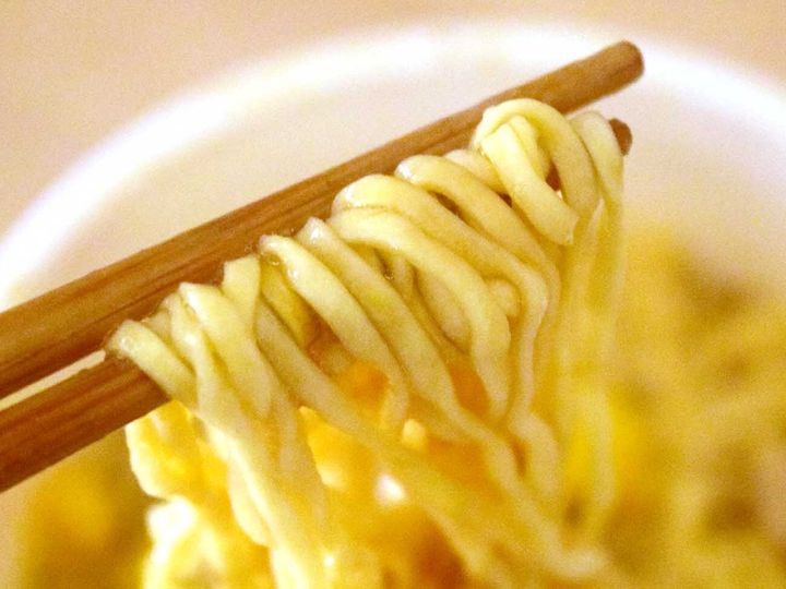 麺はふにゃっとしたやわらかめの食感