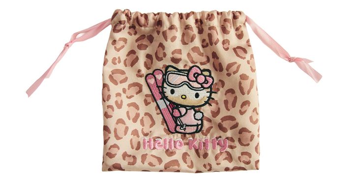 CIRRA・TOAさん愛用の「sweet付録」ヒョウ柄（レオパード柄）にスキー姿のハローキティ刺繍が入ったピンクのリボン巾着ポーチ
