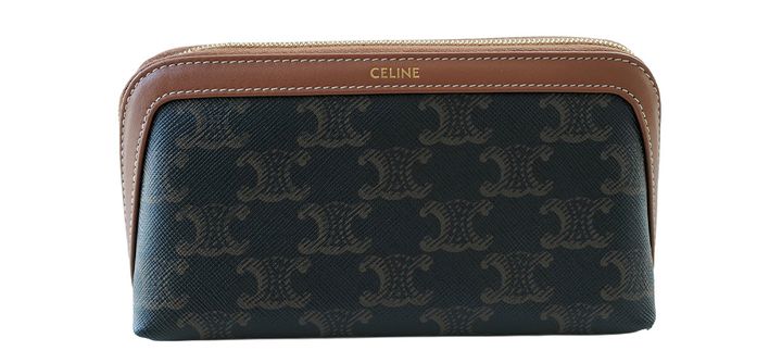 なごみさん愛用のセリーヌ（CELINE）のトリオンフ柄（モノグラム柄）ポーチ。ダークブラウンのロゴ柄に、フチとジッパーまわりがキャメルブラウンのレザーで縁取られた高級感のあるマチ付きポーチ