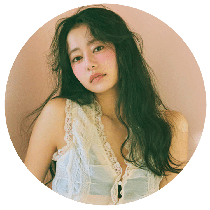 白いレースをあしらったインナーを着てアンニュイな表情でカメラを見つめる、なごみさんのプロフィール用丸型ポートレート写真