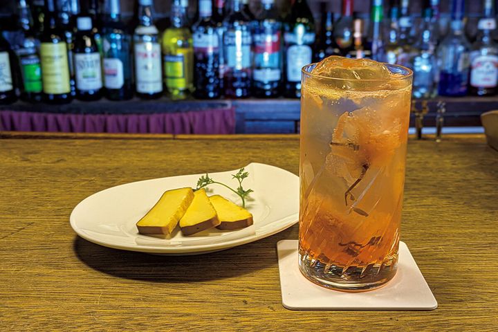島根〈Bar 山小舎〉カクテル「夫婦桜」、自家製スモークチーズ