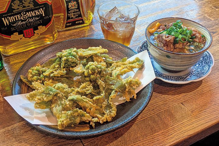 島根〈うどん 遊酒肴 半睡〉ふきのとう天、ソーキ煮込み