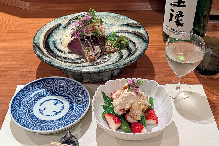島根〈酒とさかな でろ〉野菜とまる畑干し柿、クリームチーズ入りの白和え、ワラ焼き塩タタキ鰹