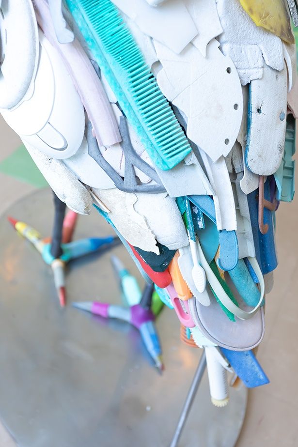 細部をよく見るとハブラシやクシなどが…！