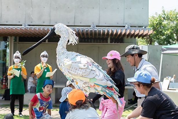細部まで観察する子どもたち