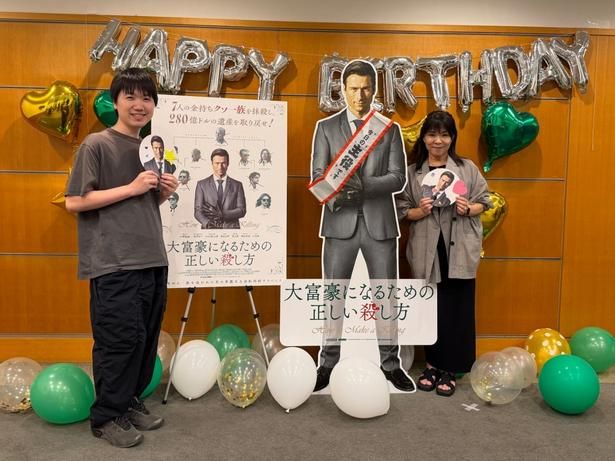 【写真を見る】グレパの等身大スタンディと写真を撮るグレパファン [c] 2026 / STUDIOCANAL S.A.S. All Rights Reserved.