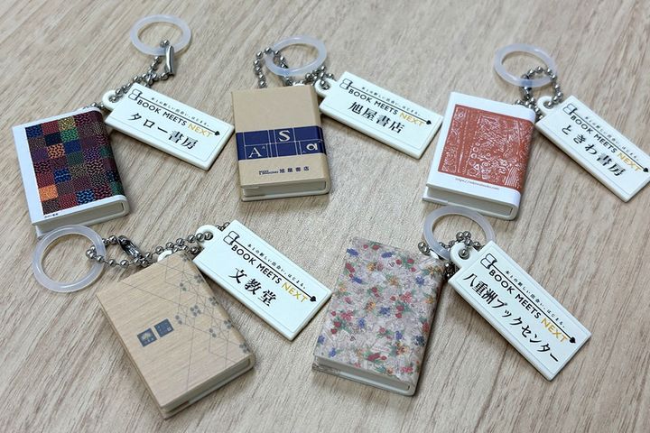 全国のご当地書店のブックカバーがミニチュア化／出典：BOOK MEETS NEXT（@book_meets）