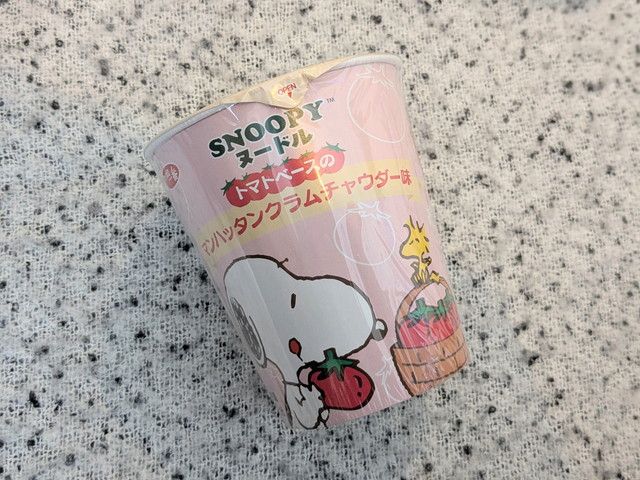 スヌーピーがデザインされたマンハッタンクラムチャウダー味ヌードル