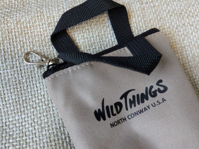 WILD THINGSのロゴ入りミニポーチのアップ