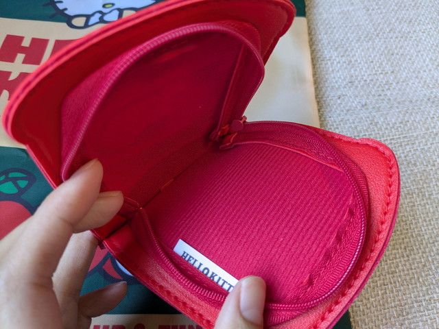 ファスナーを開けたポーチの内側