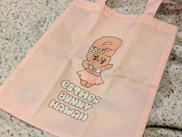 日焼けエスターバニーがプリントされたピンクのトートバッグ