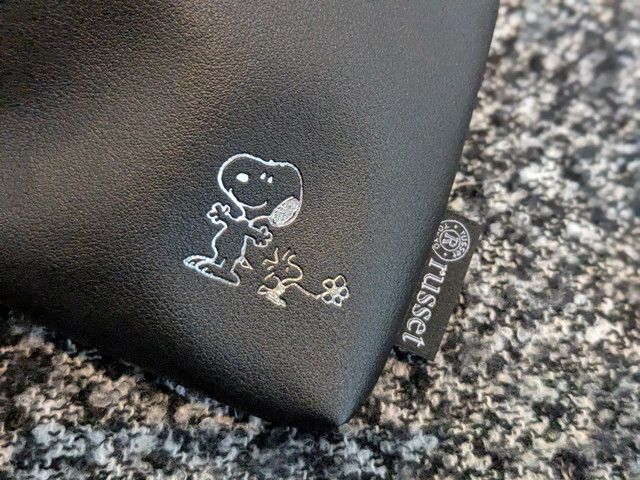 箔押しのスヌーピーとウッドストック、ラシットのロゴタグ