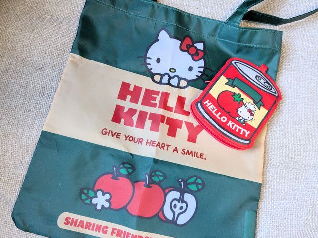 ハローキティのトートバッグとトマト缶デザインのポーチ