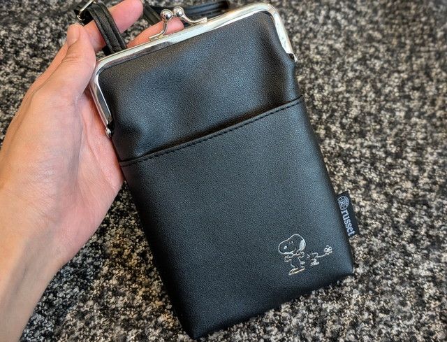 がま口スマホショルダーBAGを手に持った様子