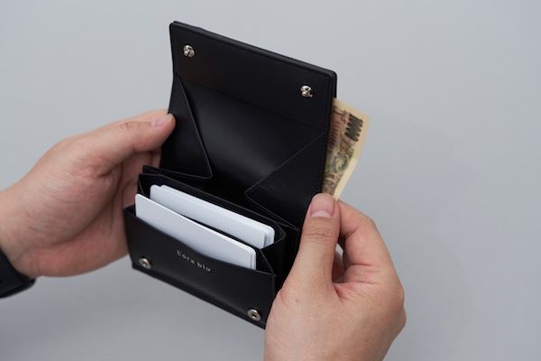 廃棄される魚の皮を再利用し「海の波」を表現！手染めレザーと魚革を使用した二つ折り財布が国際デザイン賞を受賞