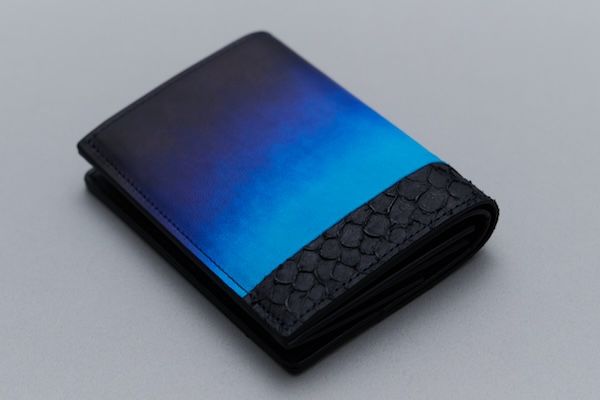 廃棄される魚の皮を再利用し「海の波」を表現！手染めレザーと魚革を使用した二つ折り財布が国際デザイン賞を受賞