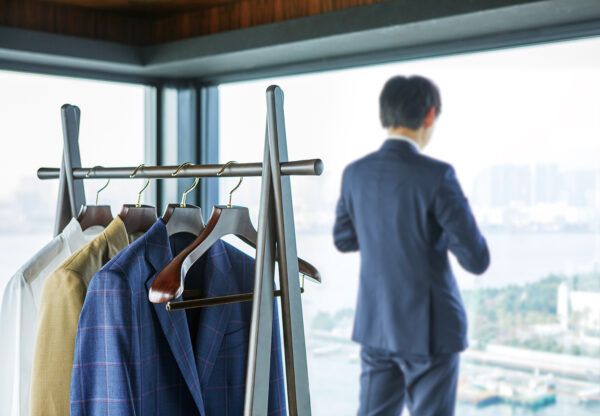 ドレスコードはスーツ着用！11/29「いい服の日」に、木製ハンガー専門メーカー・中田工芸が「豊岡スーツウォーク」初開催