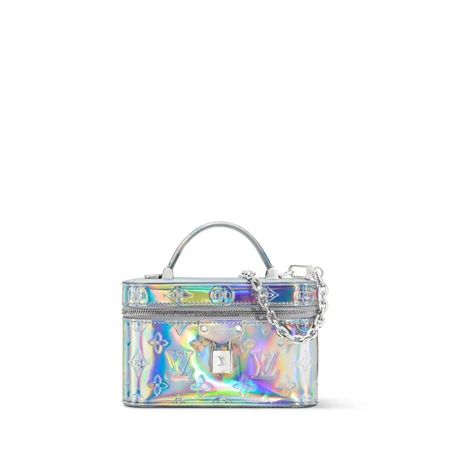 ルイ·ヴィトンのLV SKIコレクションから｢ヴァニティ·チェーン ポーチ｣などが登場