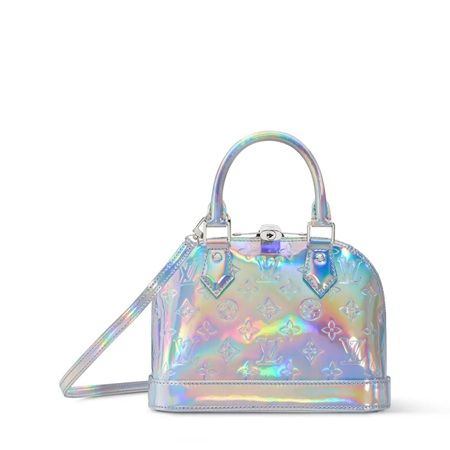 ルイ·ヴィトンのLV SKIコレクションから｢ヴァニティ·チェーン ポーチ｣などが登場