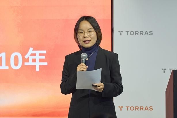 「TORRAS新商品発表＆ブランド説明会」に登壇したTORRAS日本法人社長の孔燕(Carrie)さん