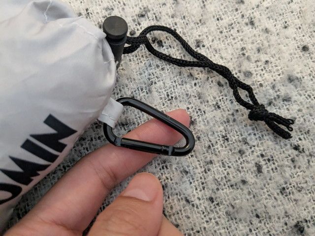 収納袋に付いたブラックのカラビナ