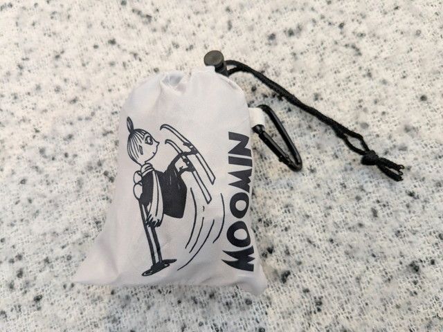 リトルミイとMOOMINロゴがプリントされた収納袋