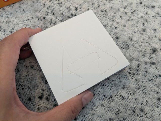 型押しが施された白いカレンダーの裏面
