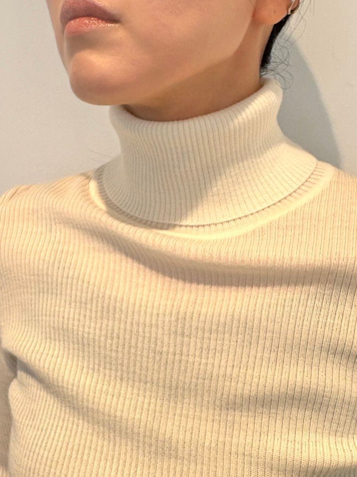 「メリノリブタートルネックセーター」￥3990