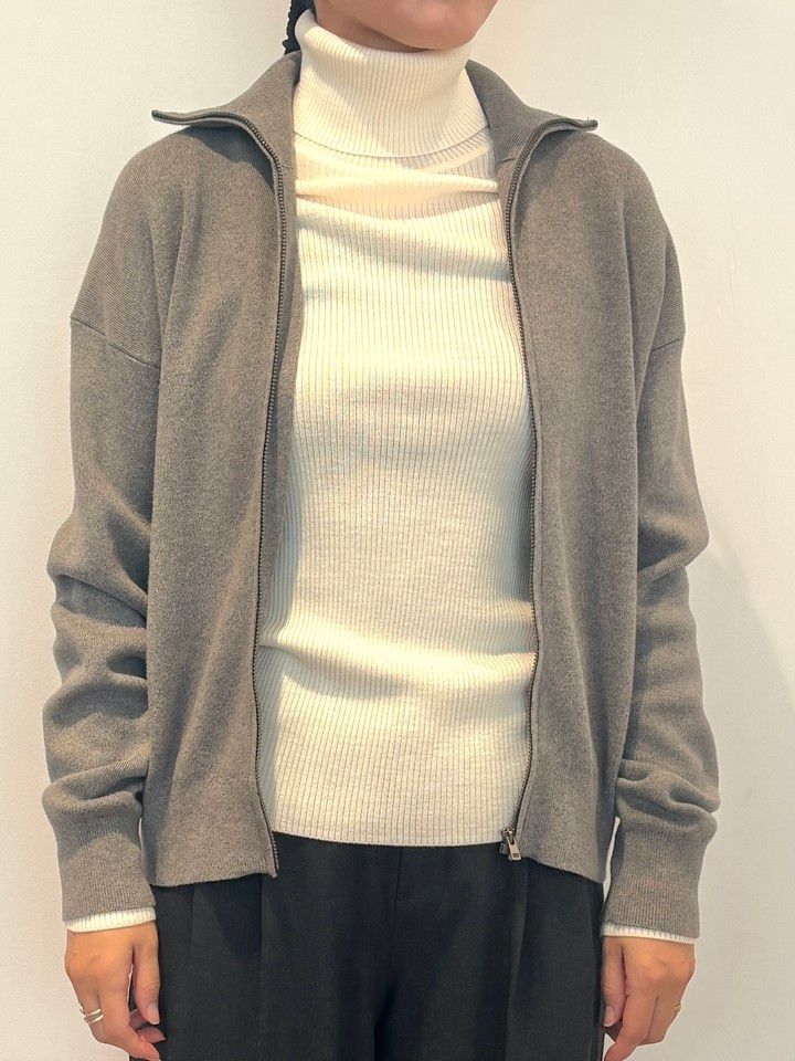「スムースコットンフルジップカーディガン」￥3990「メリノリブタートルネックセーター」￥3990
