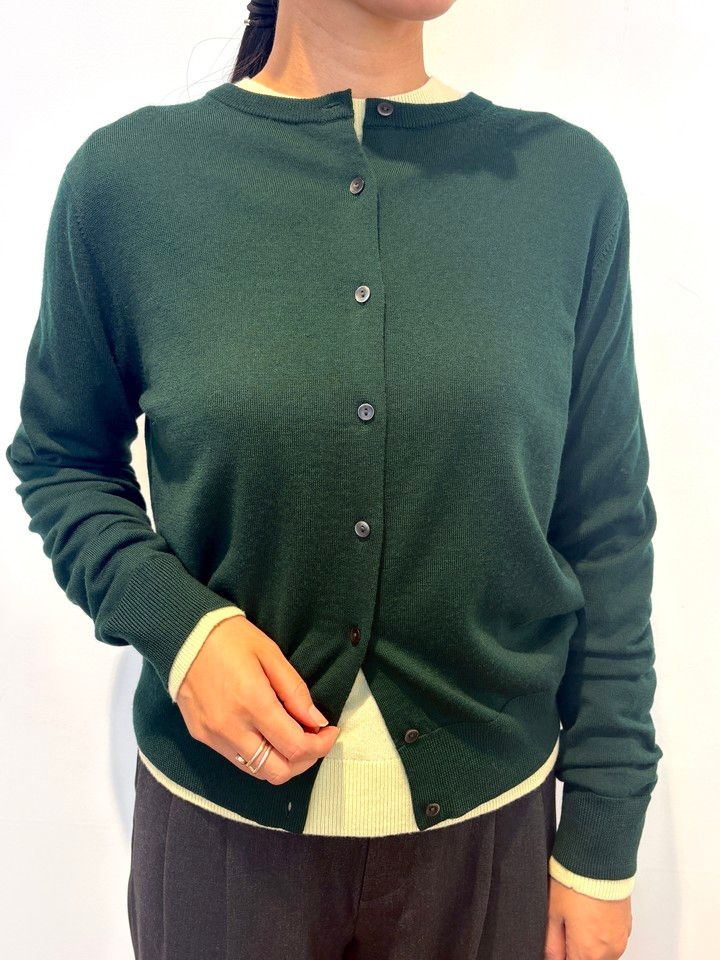 「カシミヤクルーネックセーター」￥10900「メリノクルーネックカーディガン」￥3990