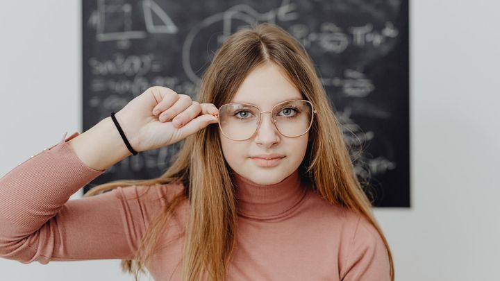 知能テストの成績がよい人ほど自分の容姿を低めに評価する傾向――ところが大卒の人は高めだった