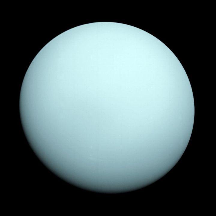 探査機ボイジャー2号が1986年に撮った天王星です。この惑星の内側の層の深い所に、新しい氷があるかもしれないと考えられています。