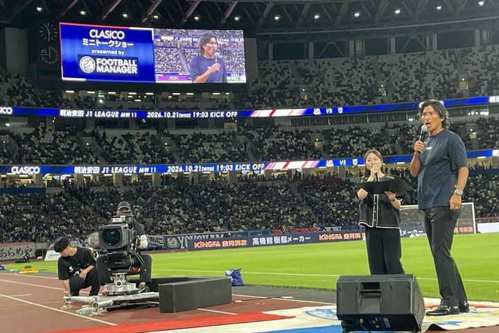 画像: 試合前にスタジアム内で行われたトークショーでは、『キックオフ!!F・マリノス』の小山愛理さんとともに会場を盛り上げた中澤氏。 (C)Qoly
