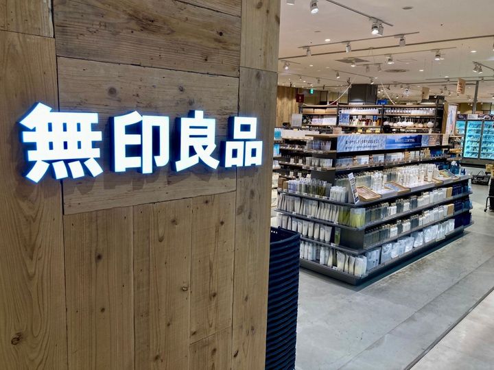 「無印良品」の「撥水 リップストップ リュックサック」がネットストアに再入荷しました。軽くて丈夫な素材と撥水加工で人気を集める同商品を、SNSの声と公式サイトのレビューとあわせて紹介します。
