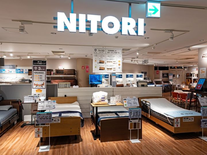 「ニトリ」から発売されている「つながるハイバック ポケットコイル座椅子(RD-C03TL グレー)」が、ソファのような座り心地と細かなリクライニング機能で人気を集めています。SNSの声と公式サイトのレビューをあわせて紹介します。