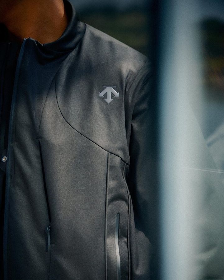 「NEW FORM」の出発点は、DESCENTE ALLTERRAINが掲げる「Form Follows Function」の思想。機能性を最終的な目的とするのではなく、そこから生まれる形や着用体験まで探求するシリーズとなっている。