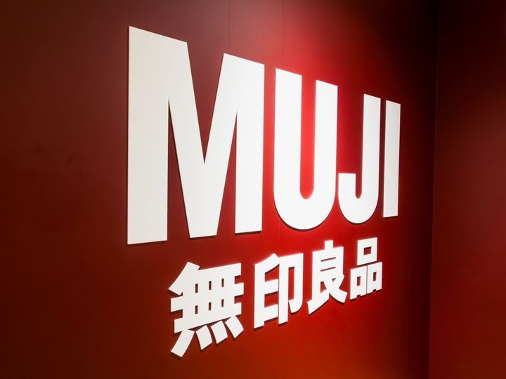 「無印良品」から発売されている「紳士 ふんわり中わた撥水ノーカラーベスト」が、軽くあたたかな着心地とすっきりしたデザインで注目を集めています。SNSの声と公式サイトのレビューをあわせて紹介します。